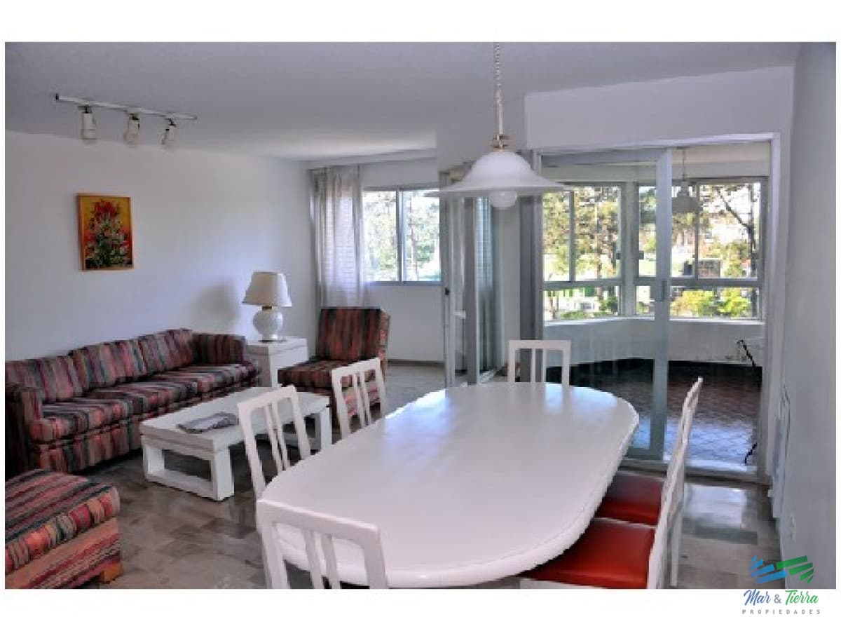 APARTAMENTO EN VENTA! Muy lindo apartamento ubicado sobre Roosvelt.