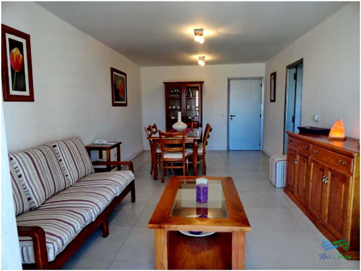 Muy lindo apartamento en piso alto , torre con todos y muy buenos servicios.