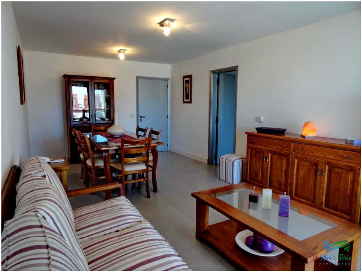 Muy lindo apartamento en piso alto , torre con todos y muy buenos servicios.