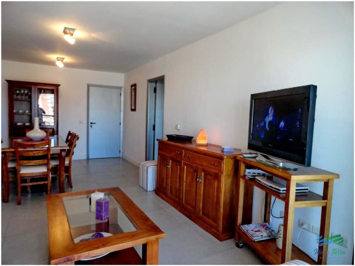 Muy lindo apartamento en piso alto , torre con todos y muy buenos servicios.