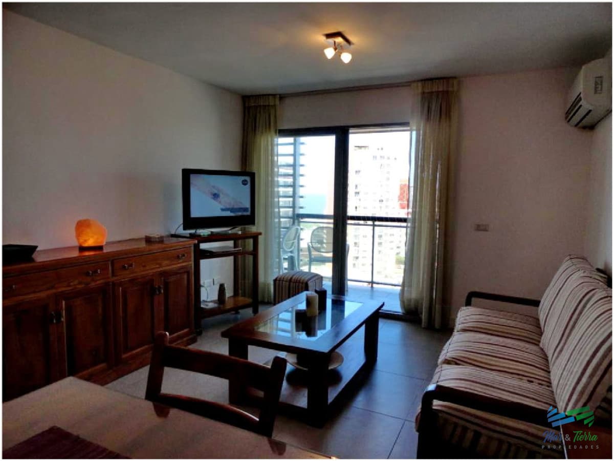 Muy lindo apartamento en piso alto , torre con todos y muy buenos servicios.