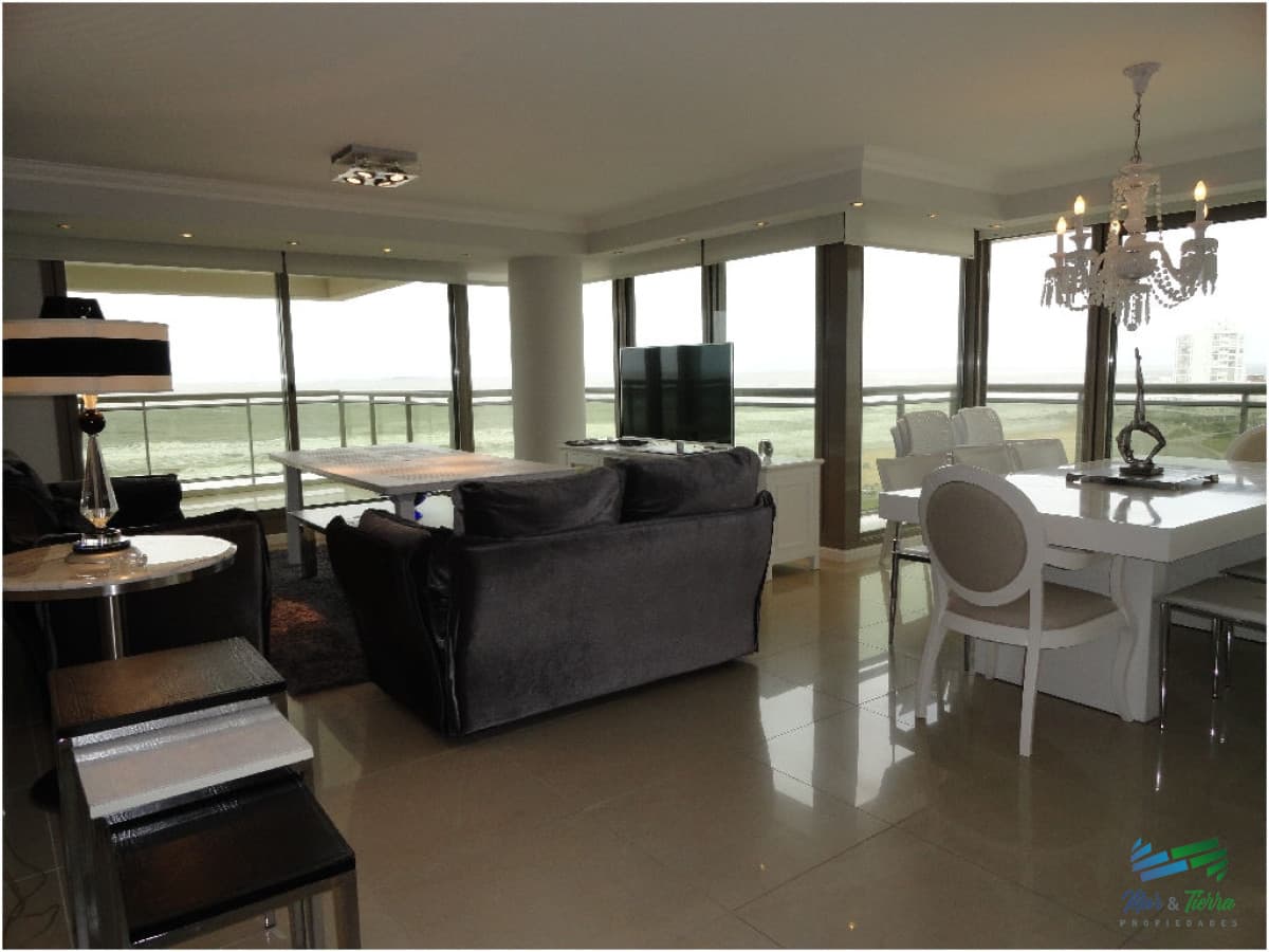 Apartamento en Brava, 3 dormitorios *