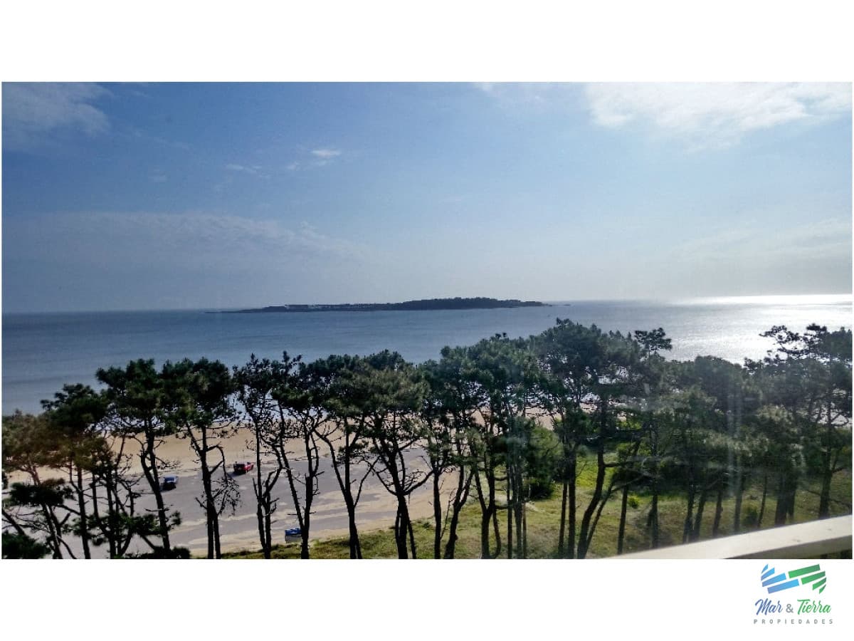 Apartamento en venta y alquiler, primera línea sobre playa mansa.