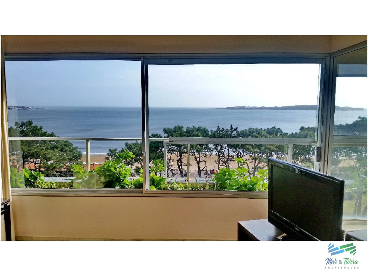 Apartamento en venta y alquiler, primera línea sobre playa mansa.