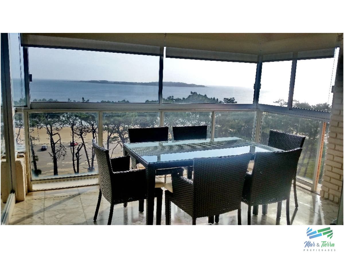 Apartamento en venta y alquiler, primera línea sobre playa mansa.