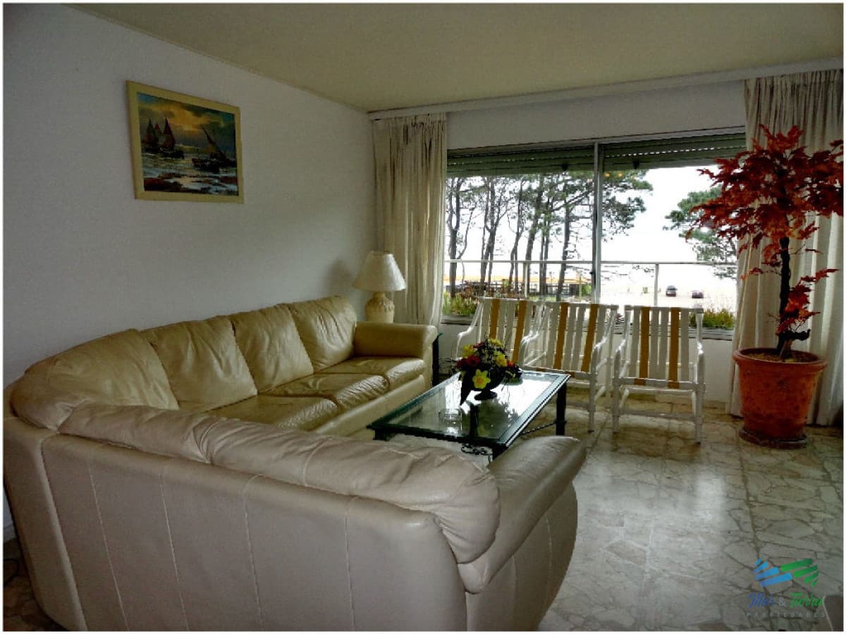 Apartamento súper amplio y cómodo , con espectacular vista, en primera línea sobre Rambla de playa Mansa.
