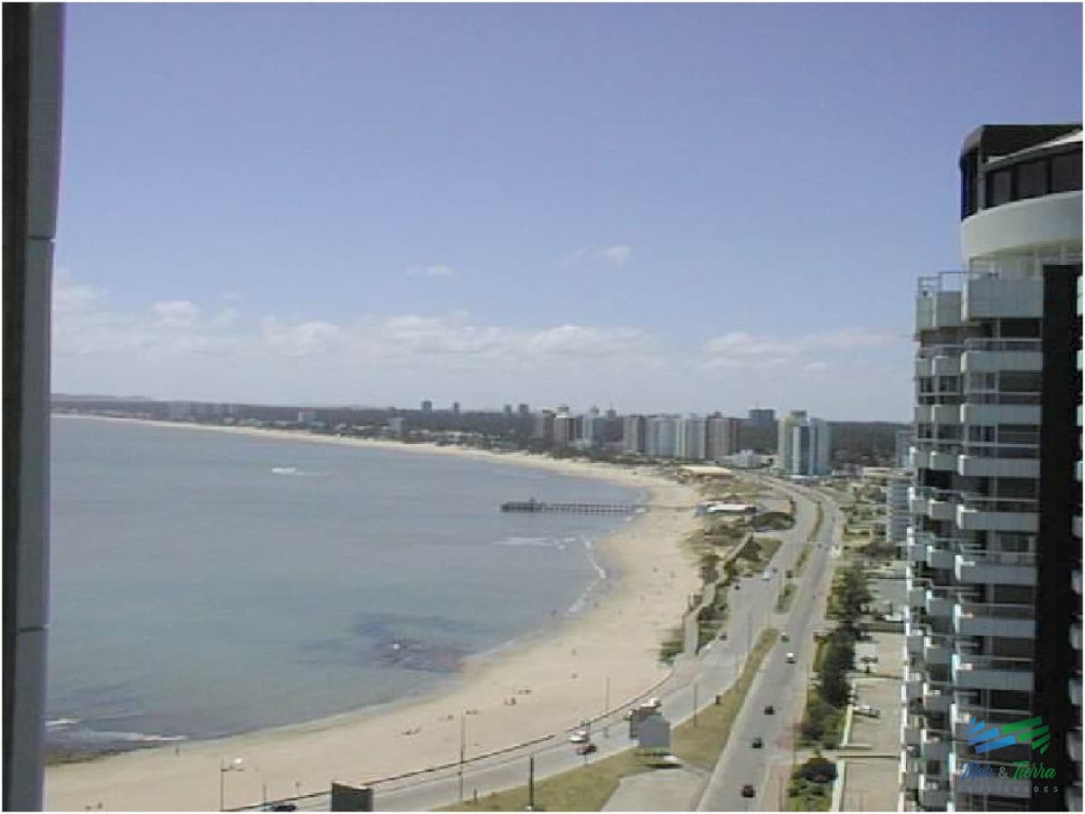 Apartamento en piso alto, torre tradicional en Punta del Este (Península)