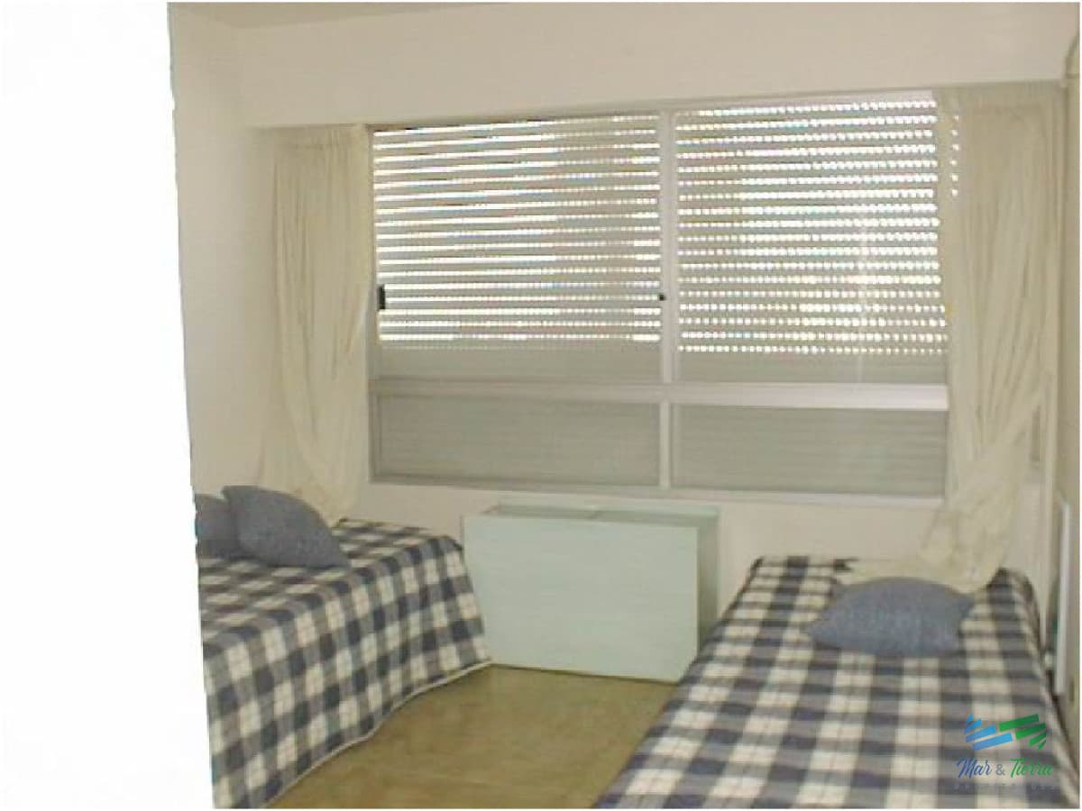 Apartamento en piso alto, torre tradicional en Punta del Este (Península)