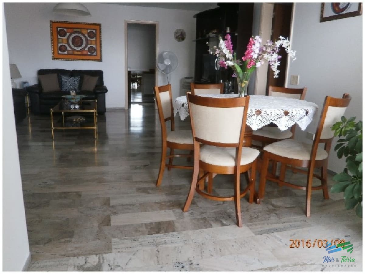 En venta.. Península.. piso intermedio.. planta amplia con vista parcial al Puerto.