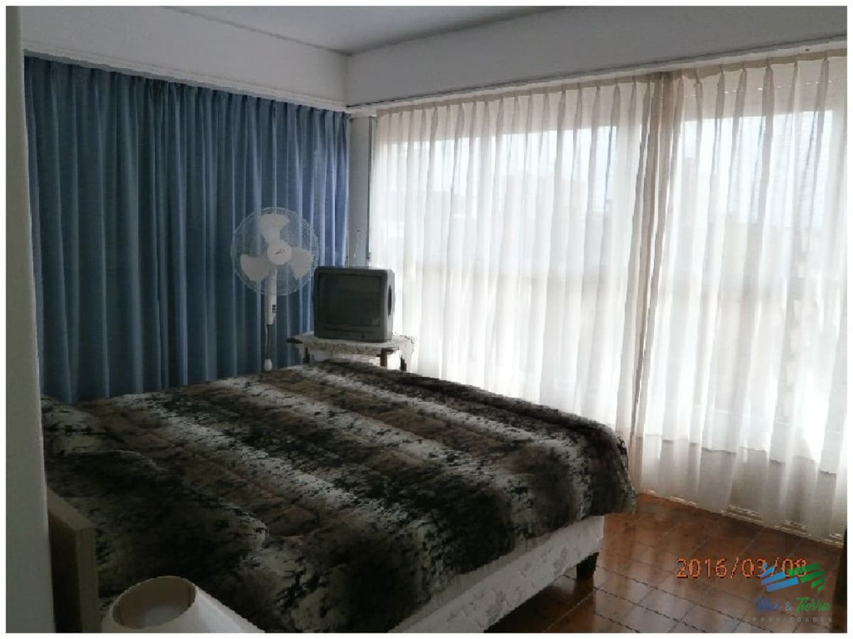 En venta.. Península.. piso intermedio.. planta amplia con vista parcial al Puerto.