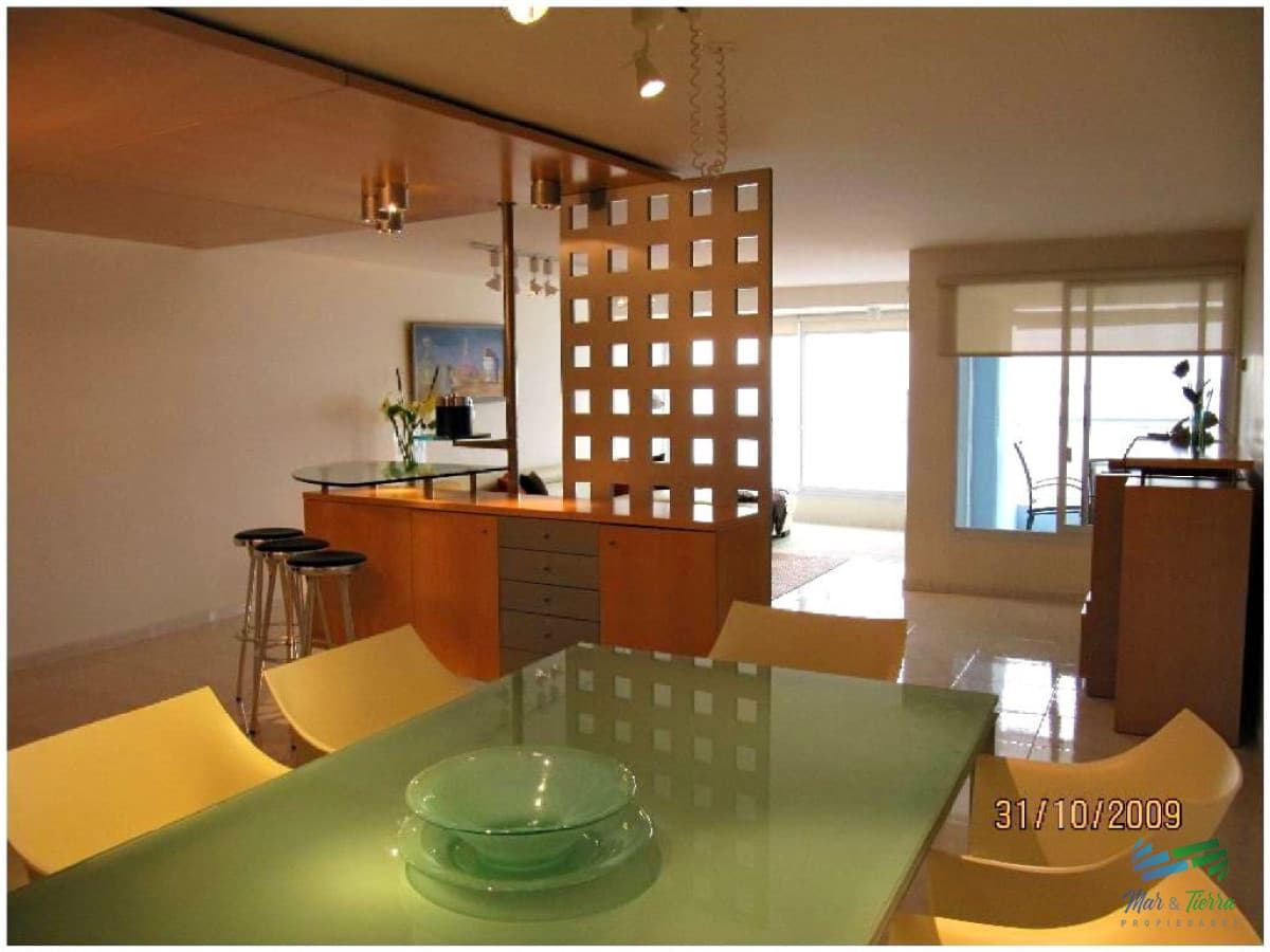 Espectacular planta en piso alto,  amplia, luminosa, con vista franca al mar, en torre con todos y excelentes servicios.