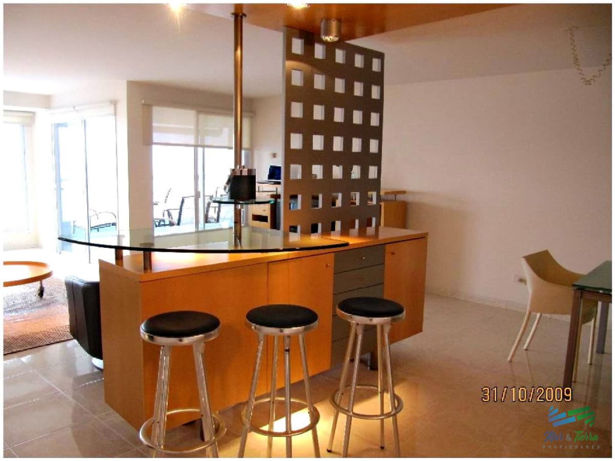 Espectacular planta en piso alto,  amplia, luminosa, con vista franca al mar, en torre con todos y excelentes servicios.