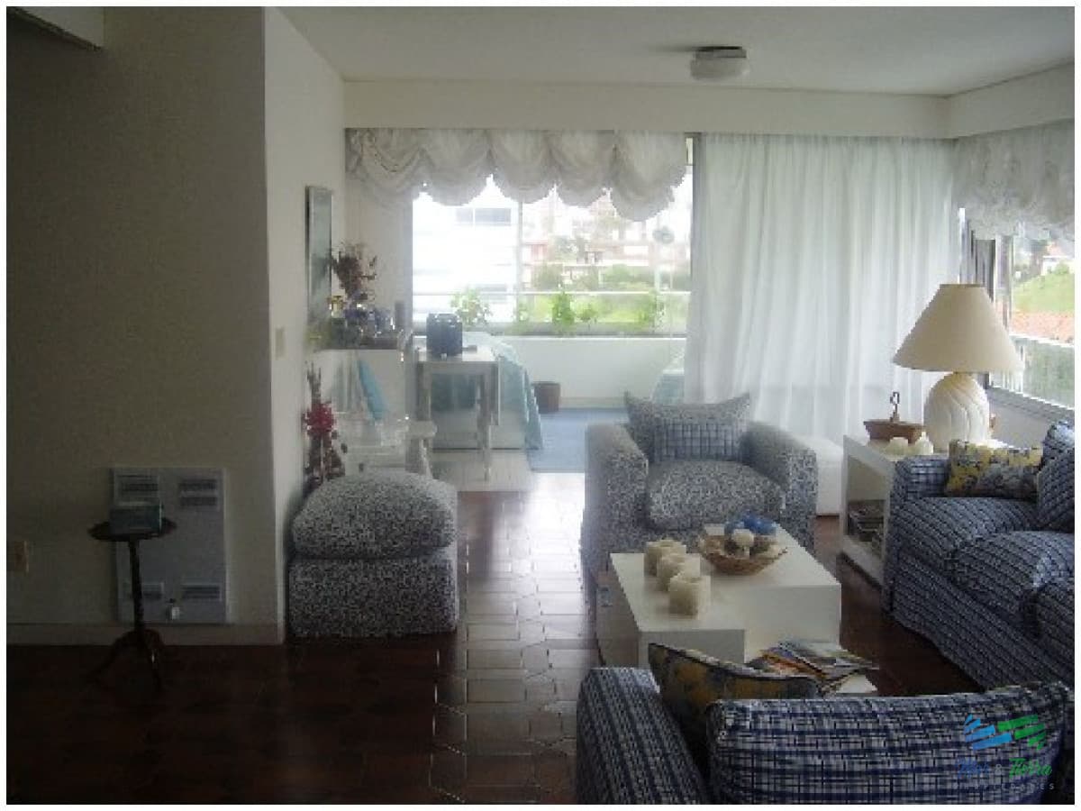 Apartamento en Brava, 3 dormitorios *