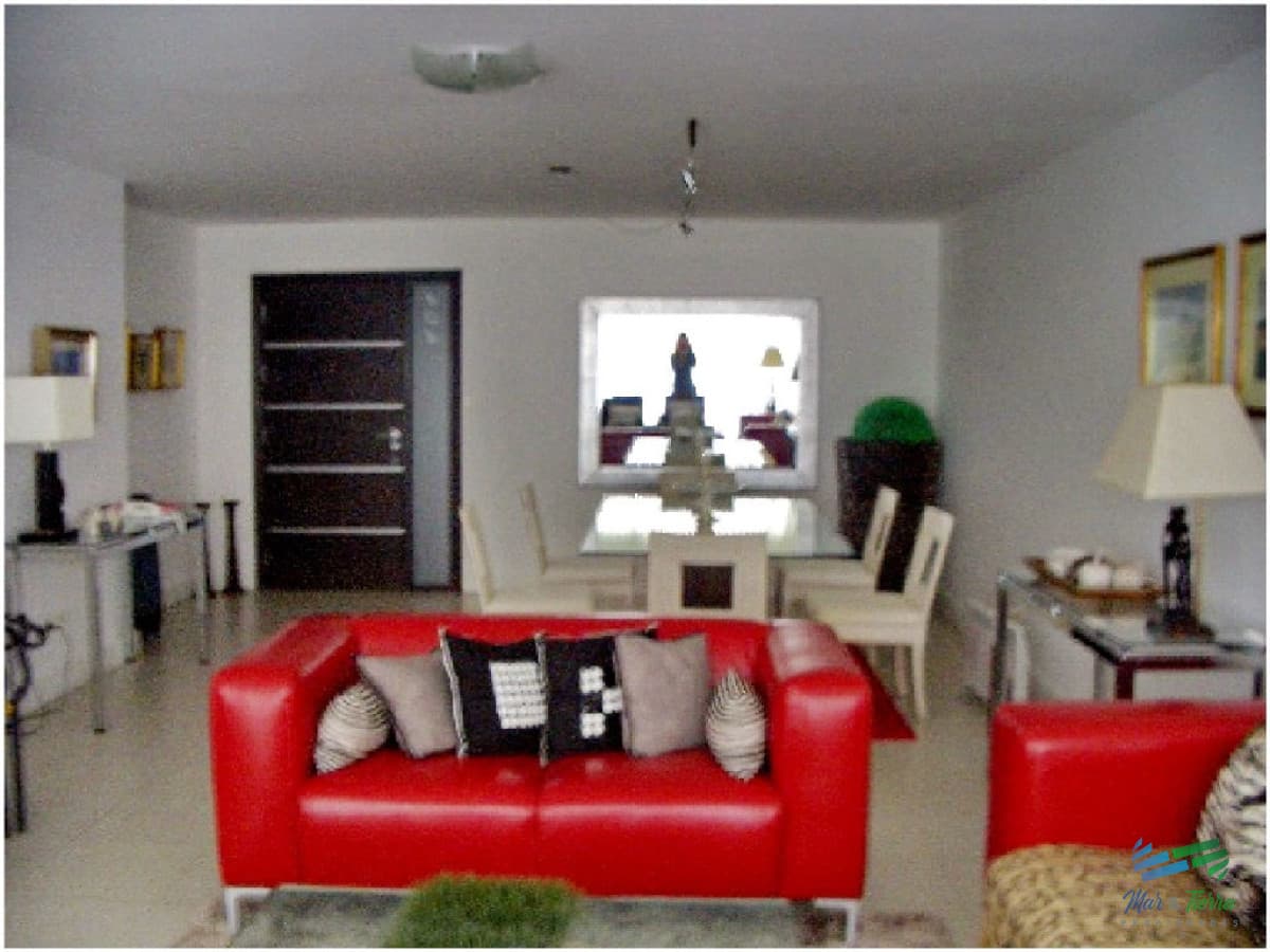 Apartamento de 3 dormitorios con muy buenos servicios en alquiler en Punta del Este