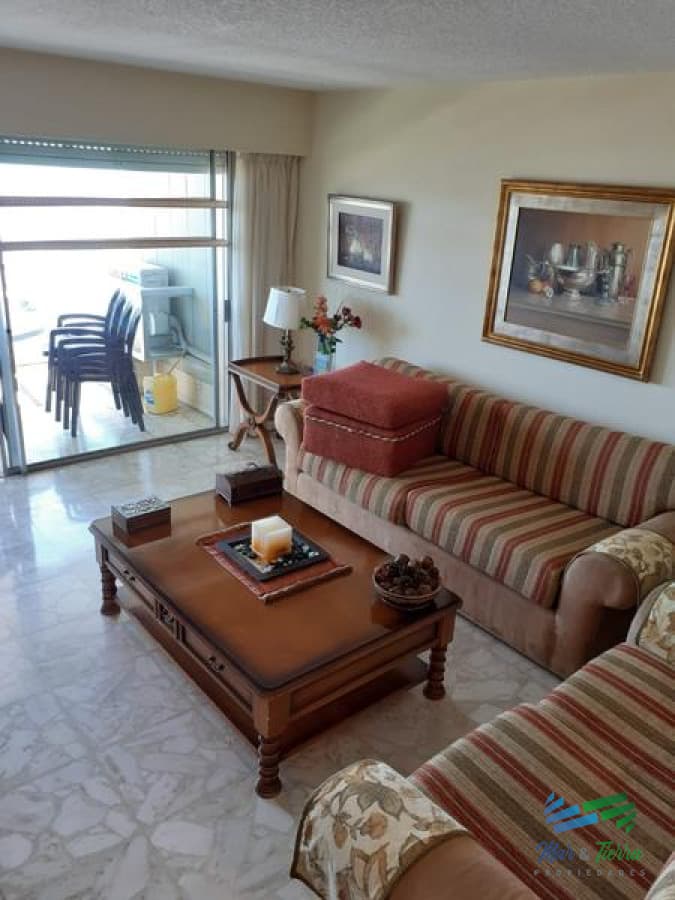 Apartamento en venta ubicado en primera línea al mar y en paradas de la mansa de Punta del Este.