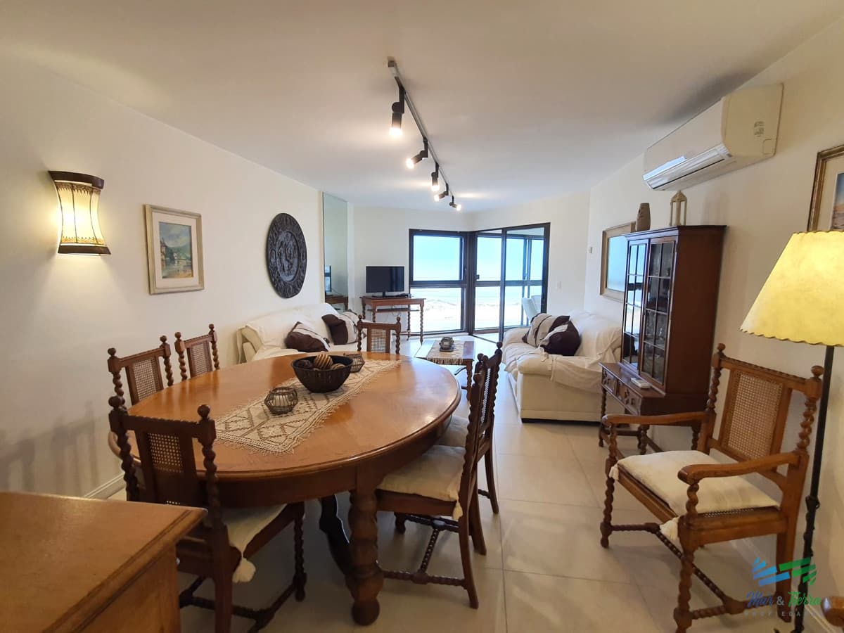 En venta apartamento 3 dormitorios, vista al mar, primera linea playa Brava, Punta del Este
