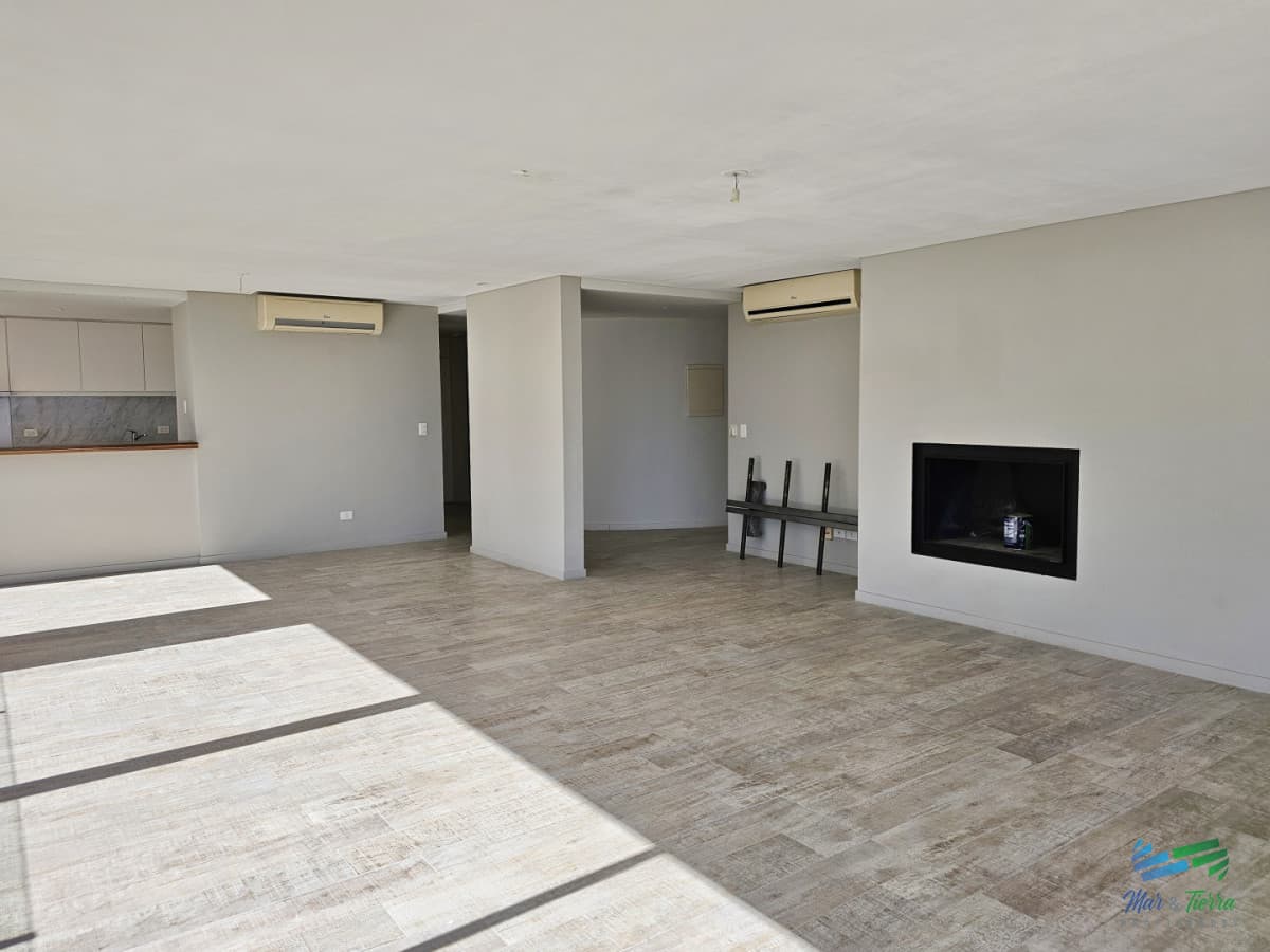 Alquiler anual apartamento penthouse frente al mar 3 dormitorios, Playa Mansa, Pinares, Punta del Este.