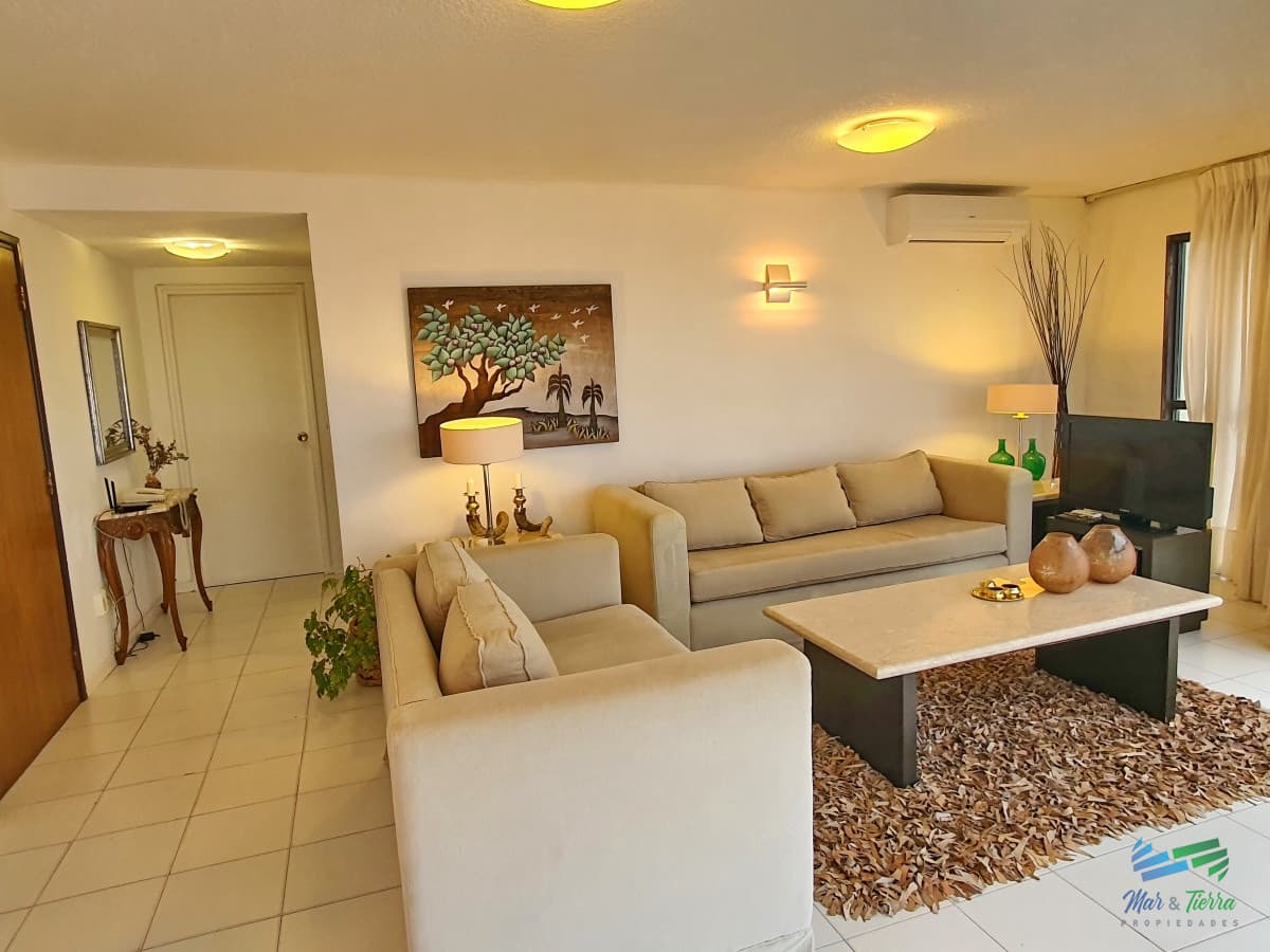 Alquilo apartamento 3 dormitorios frente al mar, playa brava, Punta del Este.