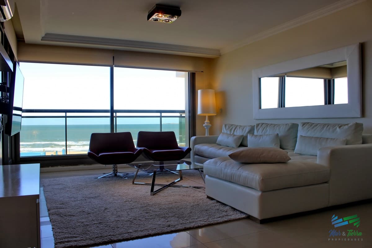 Apartamento de 3 dormitorios, primera linea frente al mar, en alquiler y venta, Punta del Este