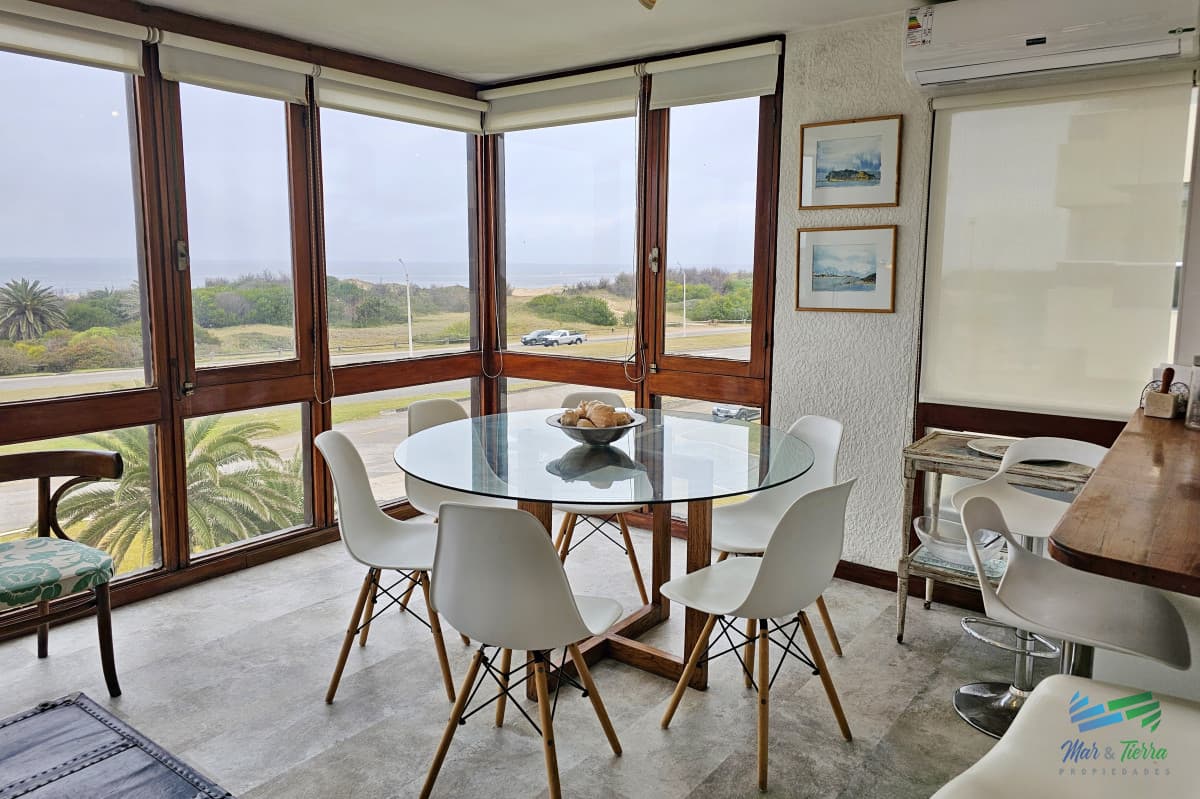 En venta apartamento de 2 dormitorios frente al mar con vista a playa brava, Punta del Este