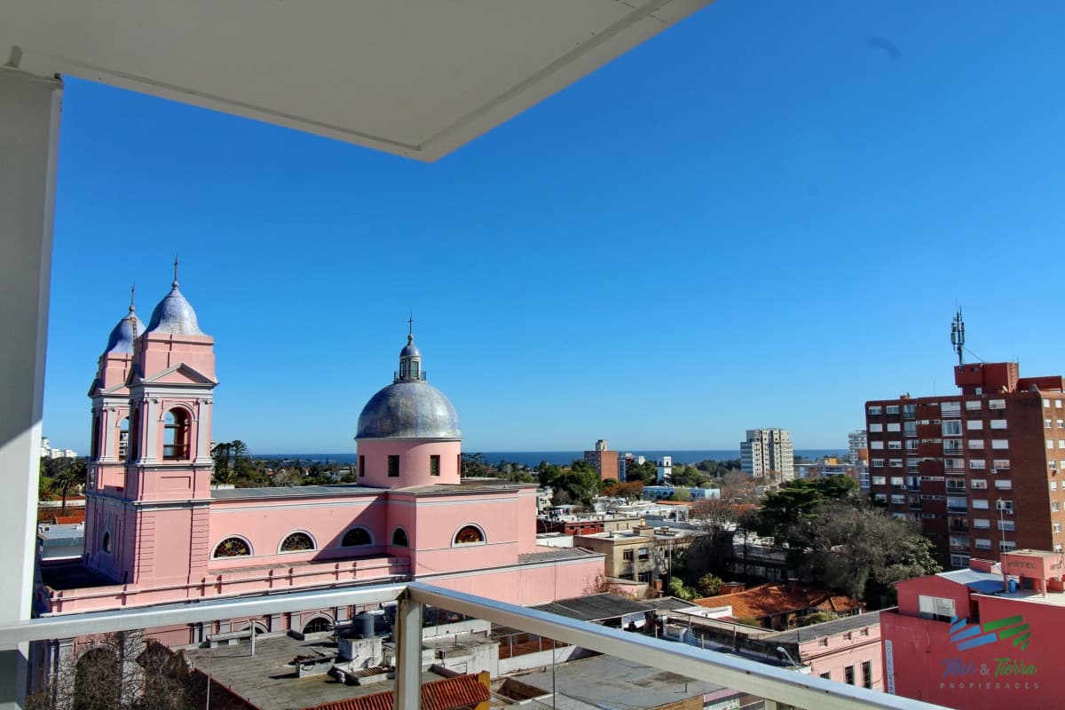 OPORTUNIDAD!!! Vendo apartamento 2 dormitorios en centro de Maldonado, piso alto con balcón.