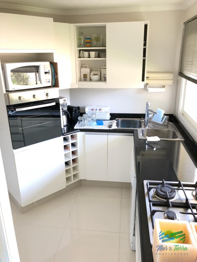En venta.. excelente oportunidad , edificio con servicios, a pasitos del mar.