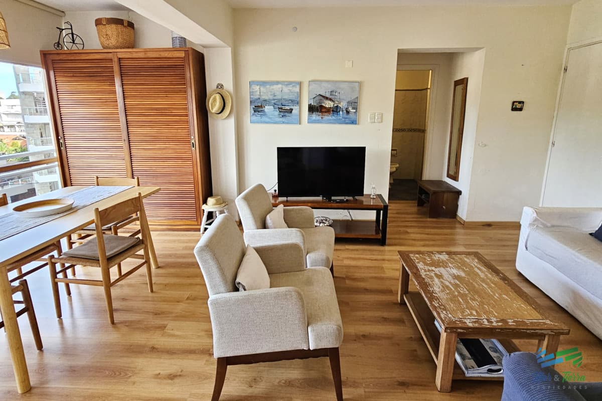 Alquilo apartamento INVERNAL reciclado 1 dormitorio en Punta del Este frente al mar, en playa mansa.