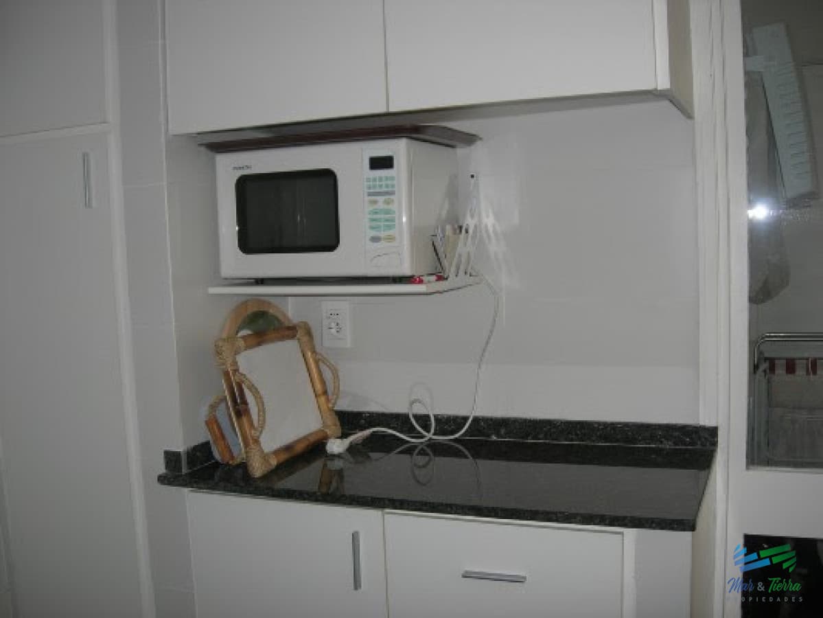 Excelente apartamento reciclado en venta de 3 dormitorios, frente al mar en Punta del Este.