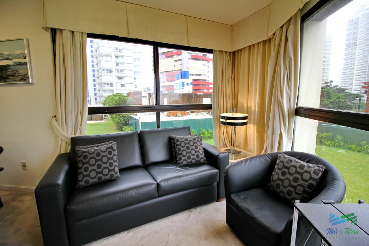 Alquilo apartamento 1 dormitorio frente al mar, playa brava, Punta del Este