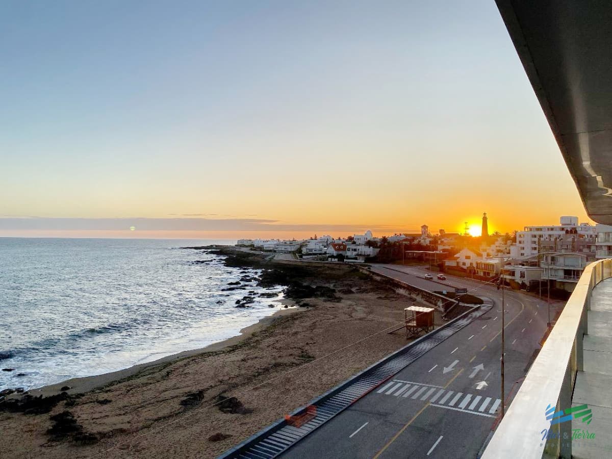 APARTAMENTO CON VISTA, DISPONIBLE TEMPORADA 2026, 3 DORMITORIOS EN SUITE, PENÍNSULA, PUNTA DEL ESTE.