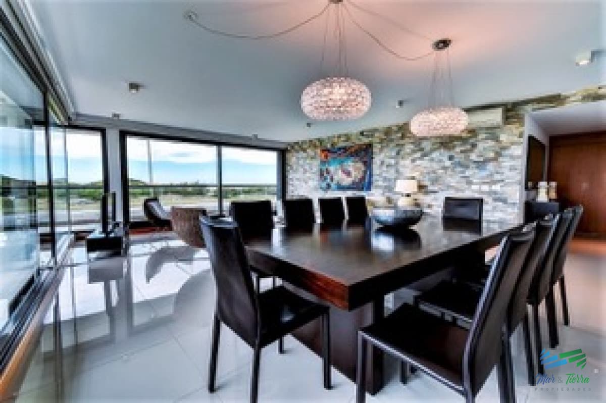 Vendo apartamento 4 dormitorios en primera línea de playa brava, Punta del Este.