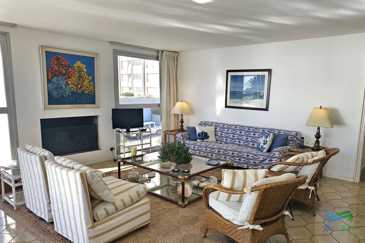 Excelente opción en alquiler y venta, primera línea sobre el Puerto de Punta del Este.