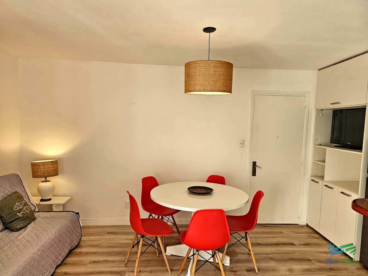 En venta apartamento reciclado, 1 dormitorio y medio con cochera en Peninsula, Punta del Este.