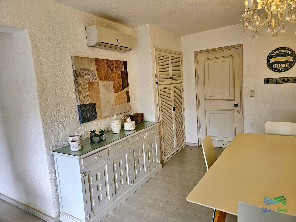En venta apartamento 2 dormitorios con vista parcial a playa Brava, Punta del Este