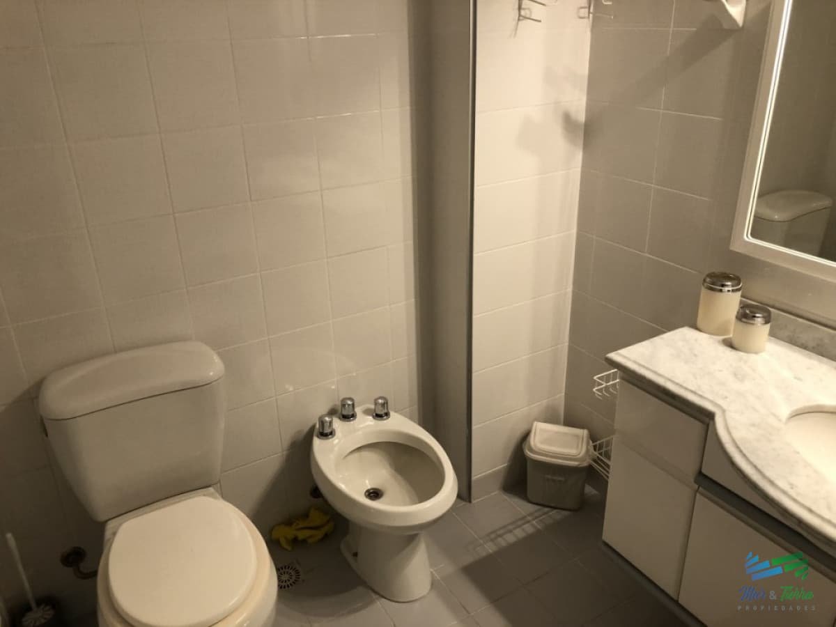 En venta.. piso intermedio, planta amplia muy luminosa, en excelente condiciones.