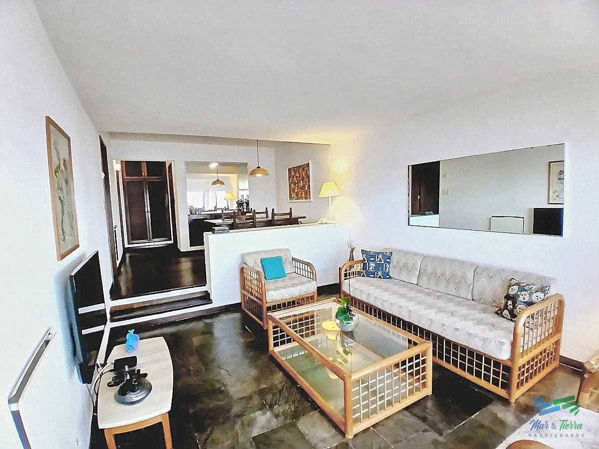 Venta de apartamento sobre playa Brava 1 dormitorio en parada 2