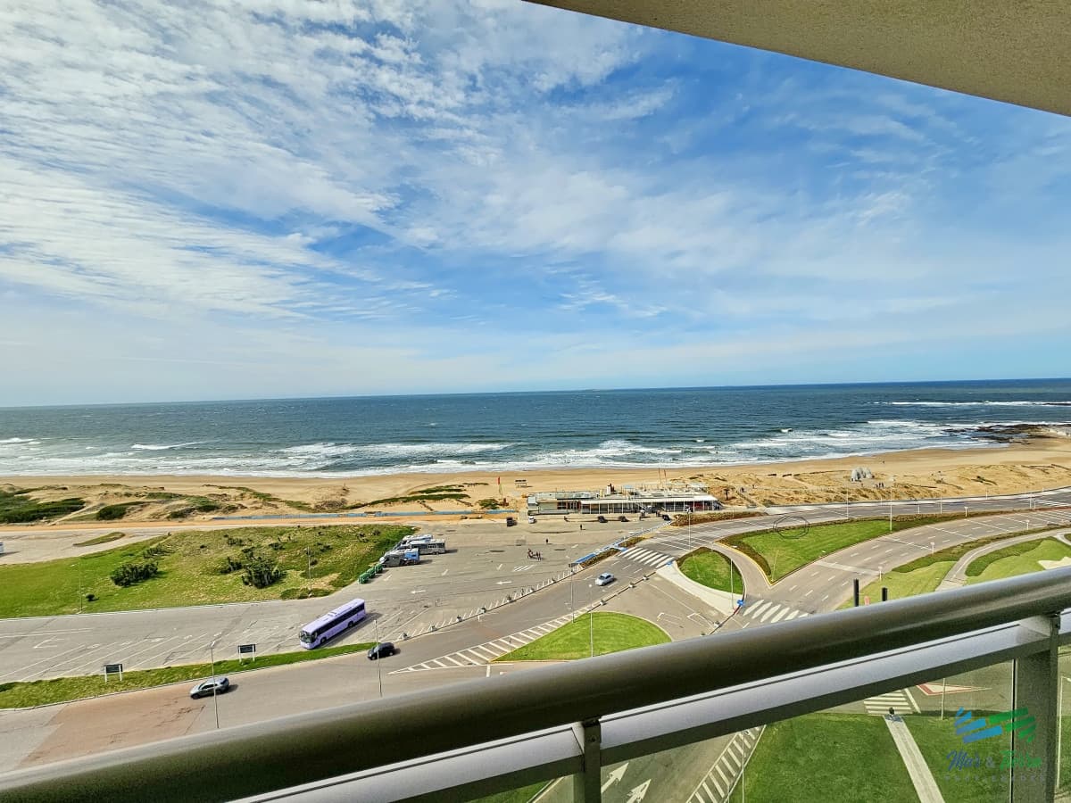 Alquiler apartamento Torre Imperiale de 4 dormitorios frente al mar, excelente vista y servicios, playa Brava, Punta del Este.