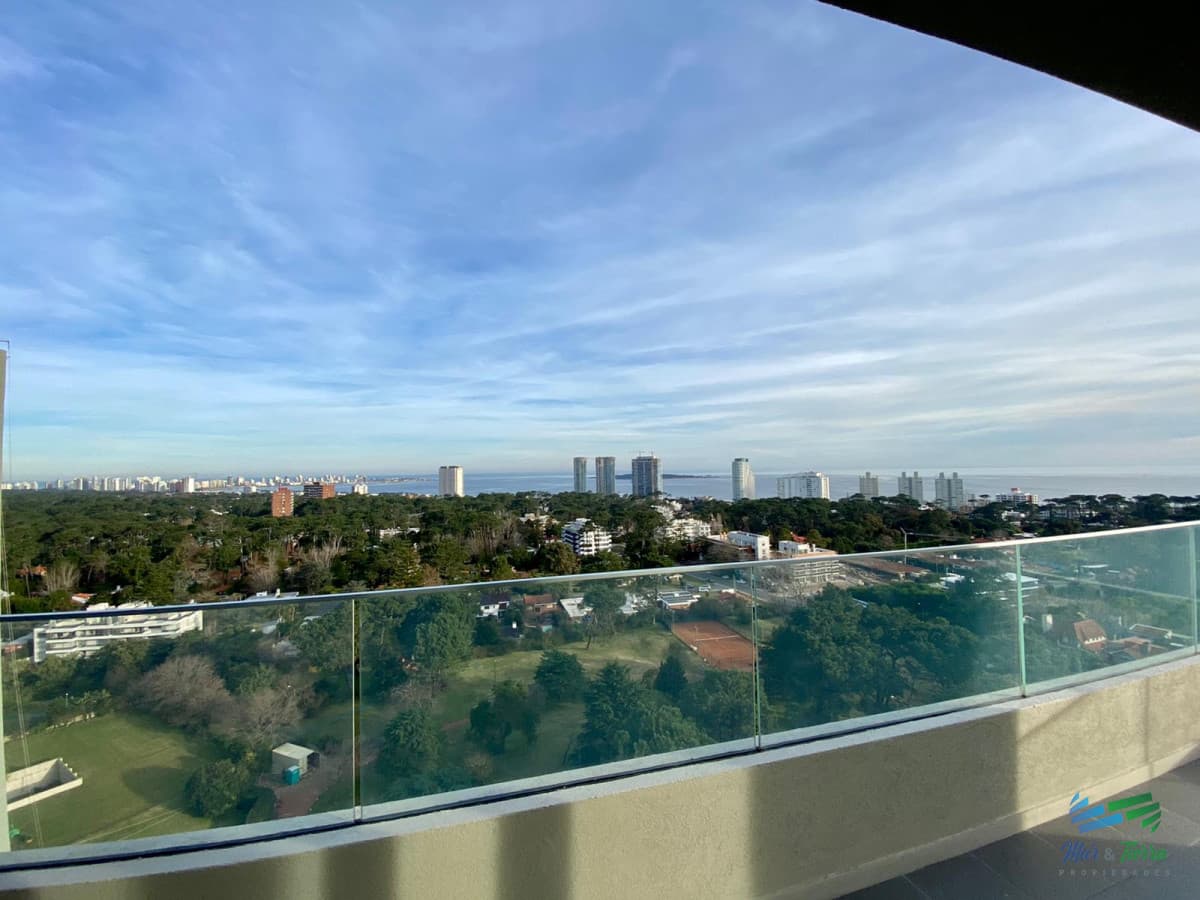 En venta apartamento 3 dormitorios, vista al mar, servicios, piscina, Roosevelt, Punta del Este