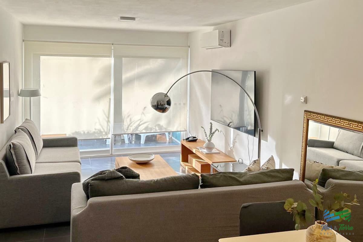 APARTAMENTO DISPONIBLE EN ALQUILER, AMPLIO, LUMINOSO, EN LA PENÍNSULA, PUNTA DEL ESTE.
