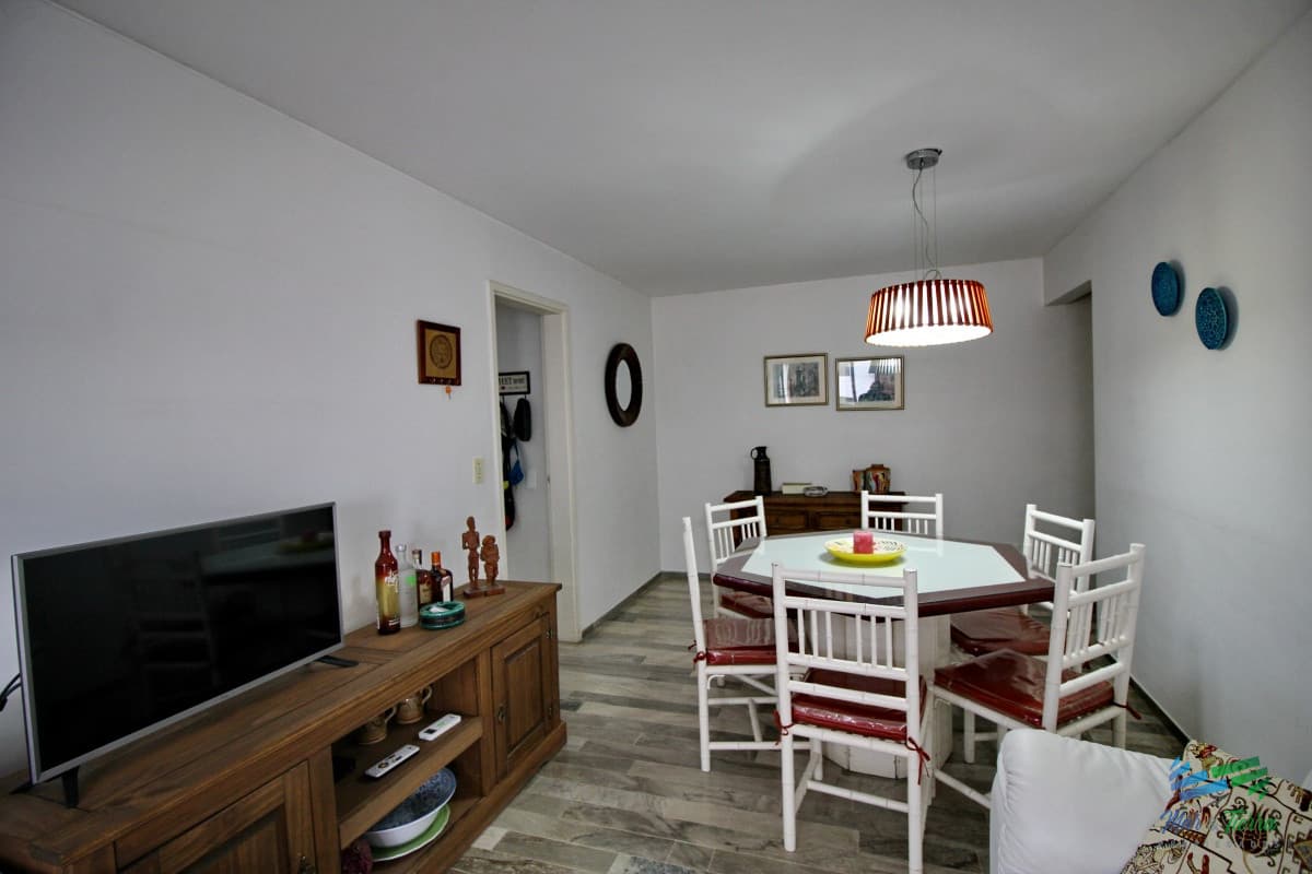 Muy  lindo apartamento ubicado sobre playa brava, cuarto piso,  con ambientes amplios.