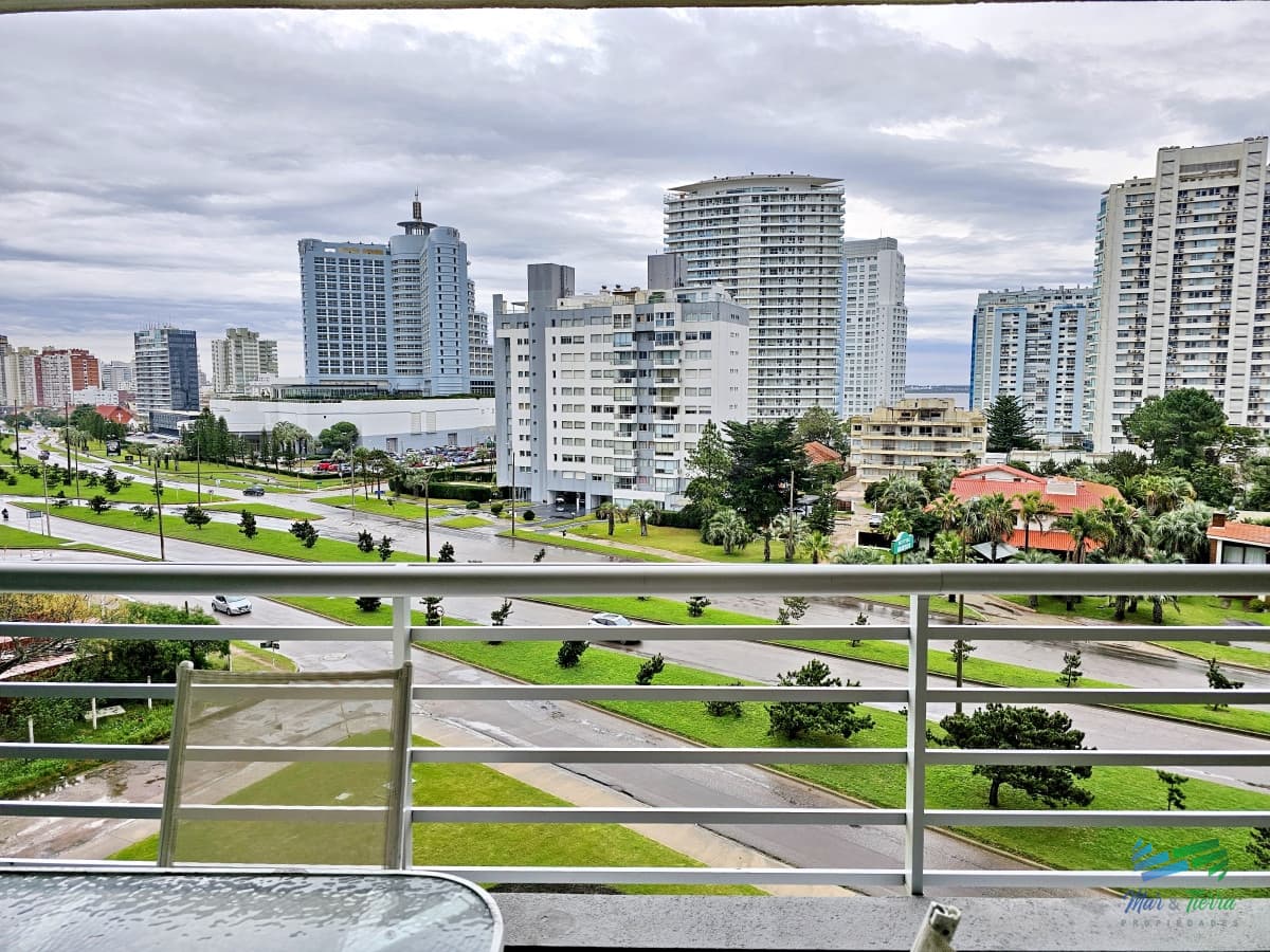 APARTAMENTO EN VENTA, 2 DORMITORIOS EN SUITE, PUNTA DEL ESTE. EN EDIFICIO CON SERVICIOS