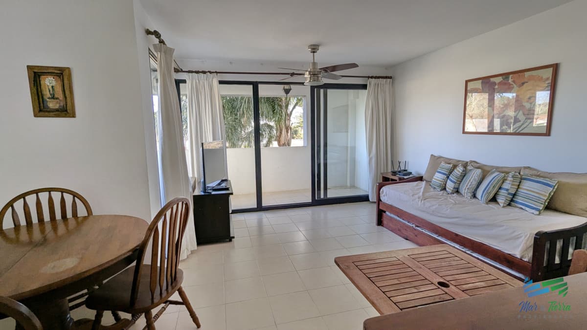 Venta de apartamento 1 dormitorio esquinero con balcon y cochera sobre Roosevelt