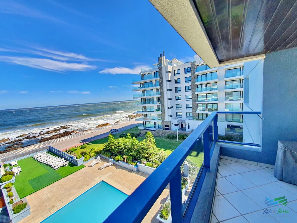 DEPARTAMENTO FRENTE AL MAR CON TRES DORMITORIOS, ALQUILER DE TEMPORADA 2024, PUNTA DEL ESTE.
