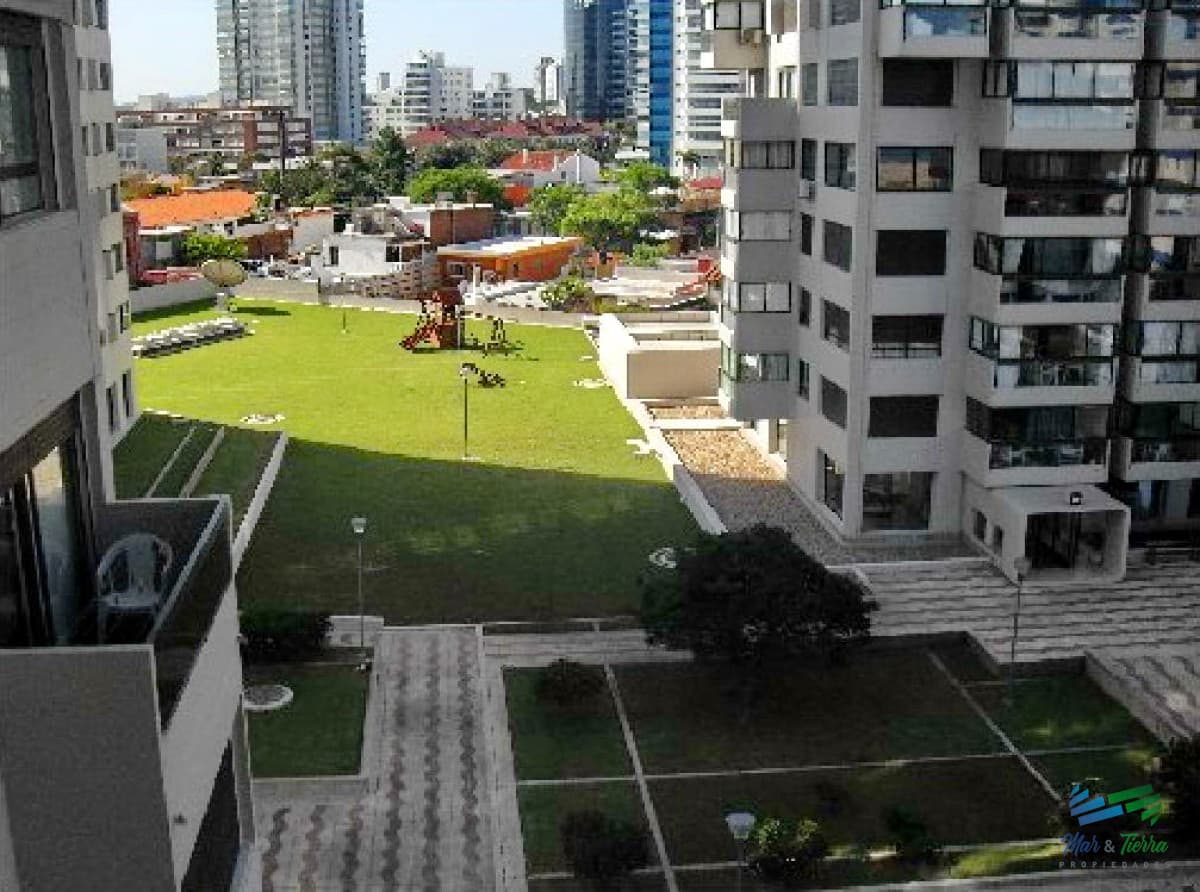 Vendo apartamento 1 dormitorio con servicios, a metros de los Dedos y Peninsula, Punta del Este