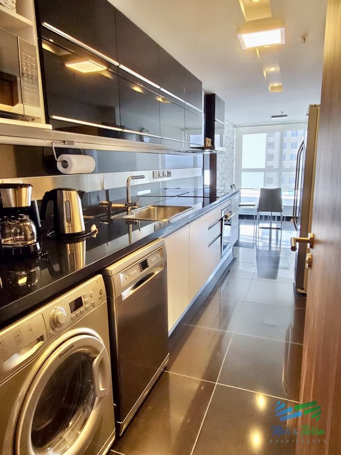 Venta apartamento de 3 dormitorios y servicio con baño 2da línea playa Brava Punta del Este