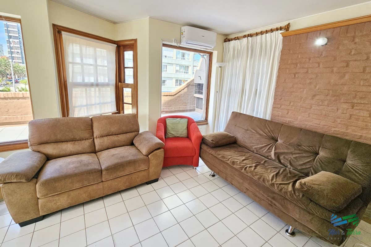 Apartamento 2 dormitorios, con gran terraza y parrillero propio, servicio de mucamas y piscina. Peninsula, Punta del Este.