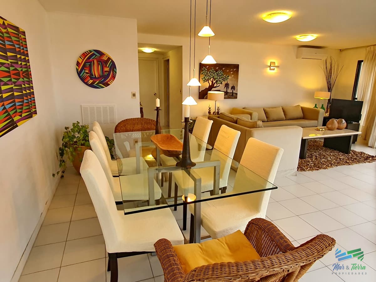 Alquilo apartamento 3 dormitorios frente al mar, playa brava, Punta del Este.