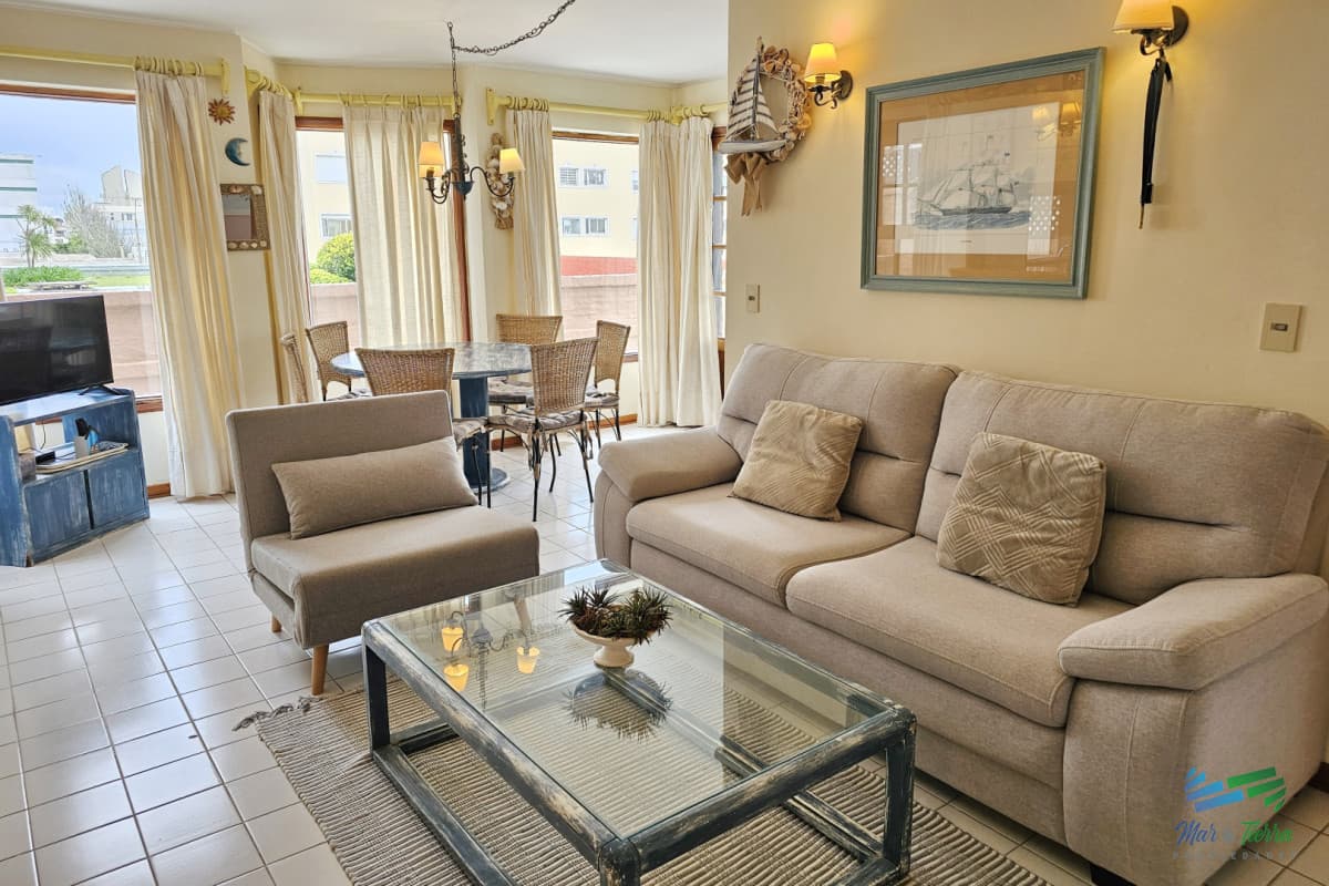 Apartamento con gran terraza, parrillero propio de 2 dormitorios y 2 baños a 1 cuadra de Gorlero. Punta del este.