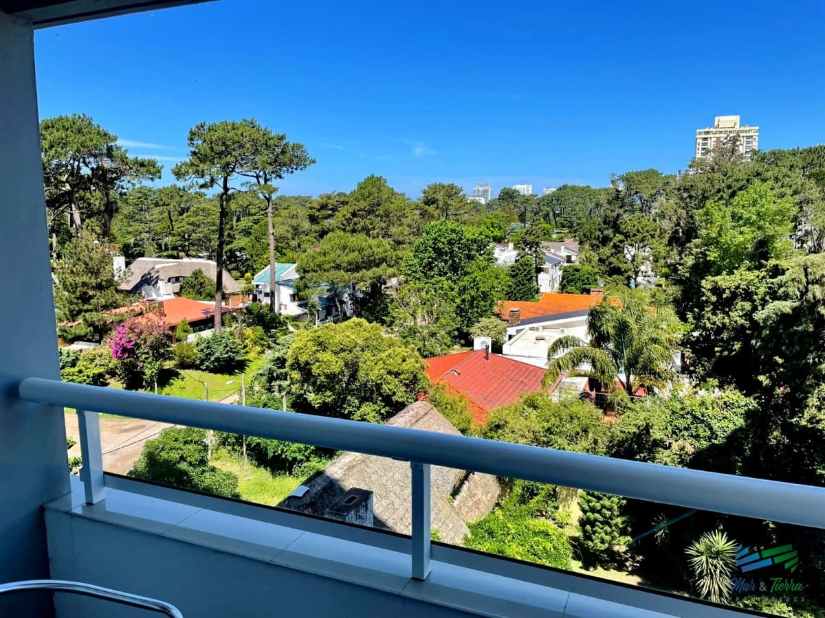En venta apartamento 1 dormitorio con servicios en Roosevelt, Punta del Este