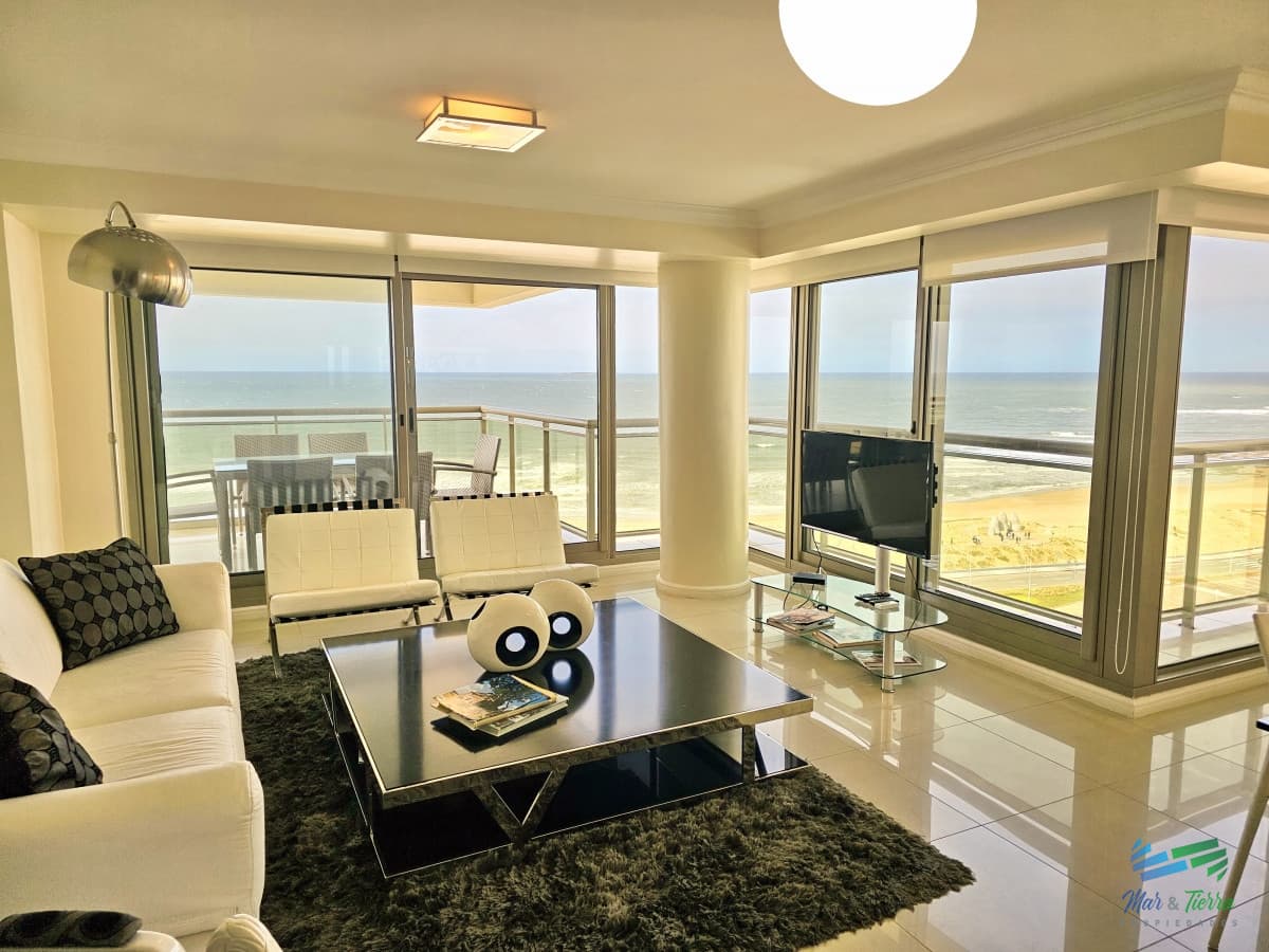 Alquiler apartamento Torre Imperiale de 4 dormitorios frente al mar, excelente vista y servicios, playa Brava, Punta del Este.